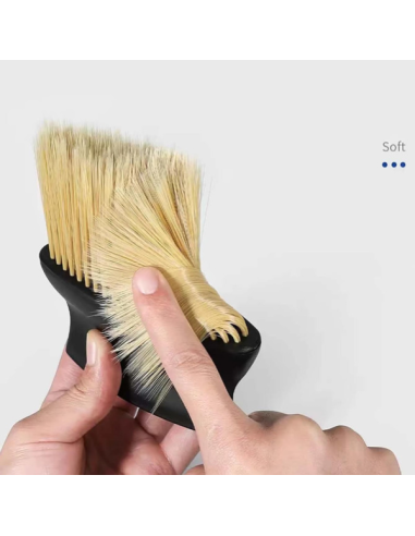 Perie cu maner ergonomic si fire din nylon...